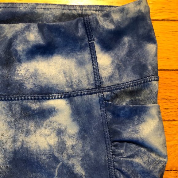 Lululemon Women's Blue and White Tie Dyed Speed Track Shorts - Picture 5 of 11